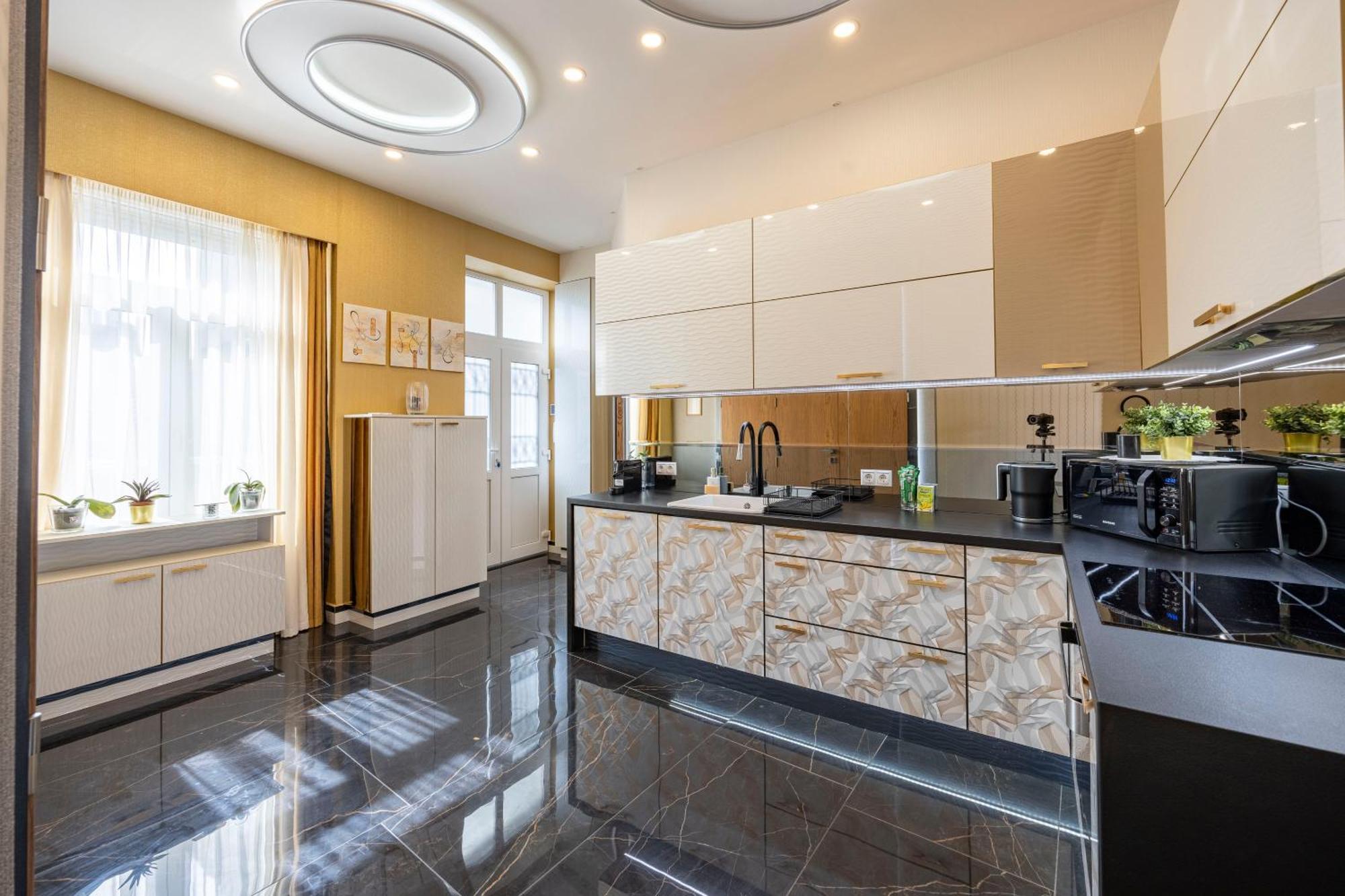 Luxury Royal Central Apartment By Prestige Homes Budapeste Exterior foto